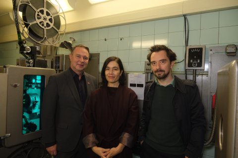 Vizekanzler Andreas Babler, Festivaldirektorin Eva Sangiorgi und Regisseur Johann Lurf, Gartenbaukino
