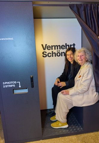 Festivaldirektorin Eva Sangiorgi und Ulrike Ottinger (DIE BLUTGRÄFIN), Gartenbaukino