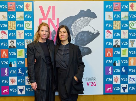 Birgit Minichmayr (DIE BLUTGRÄFIN) und Festivaldirektorin Eva Sangiorgi, Gartenbaukino