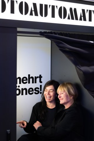 Festivaldirektorin Eva Sangiorgi und Valeska Grisebach (DAS GETRÄUMTE ABENTEUER), Gartenbaukino