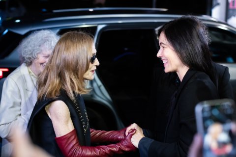 Isabelle Huppert (DIE BLUTGRÄFIN) und Festivaldirektorin Eva Sangiorgi, Gartenbaukino