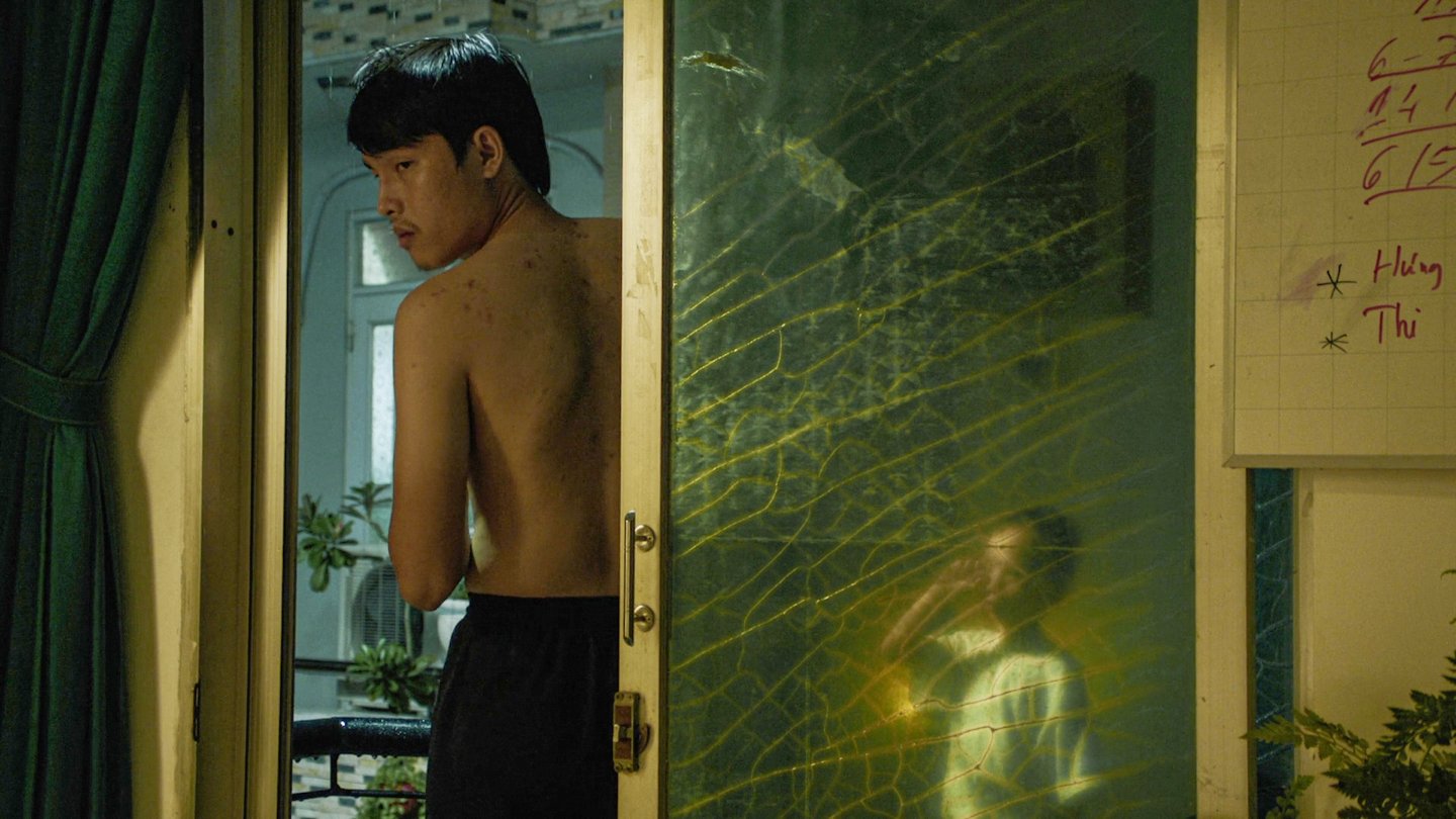 Image of movie Bên trong vỏ kén vàng