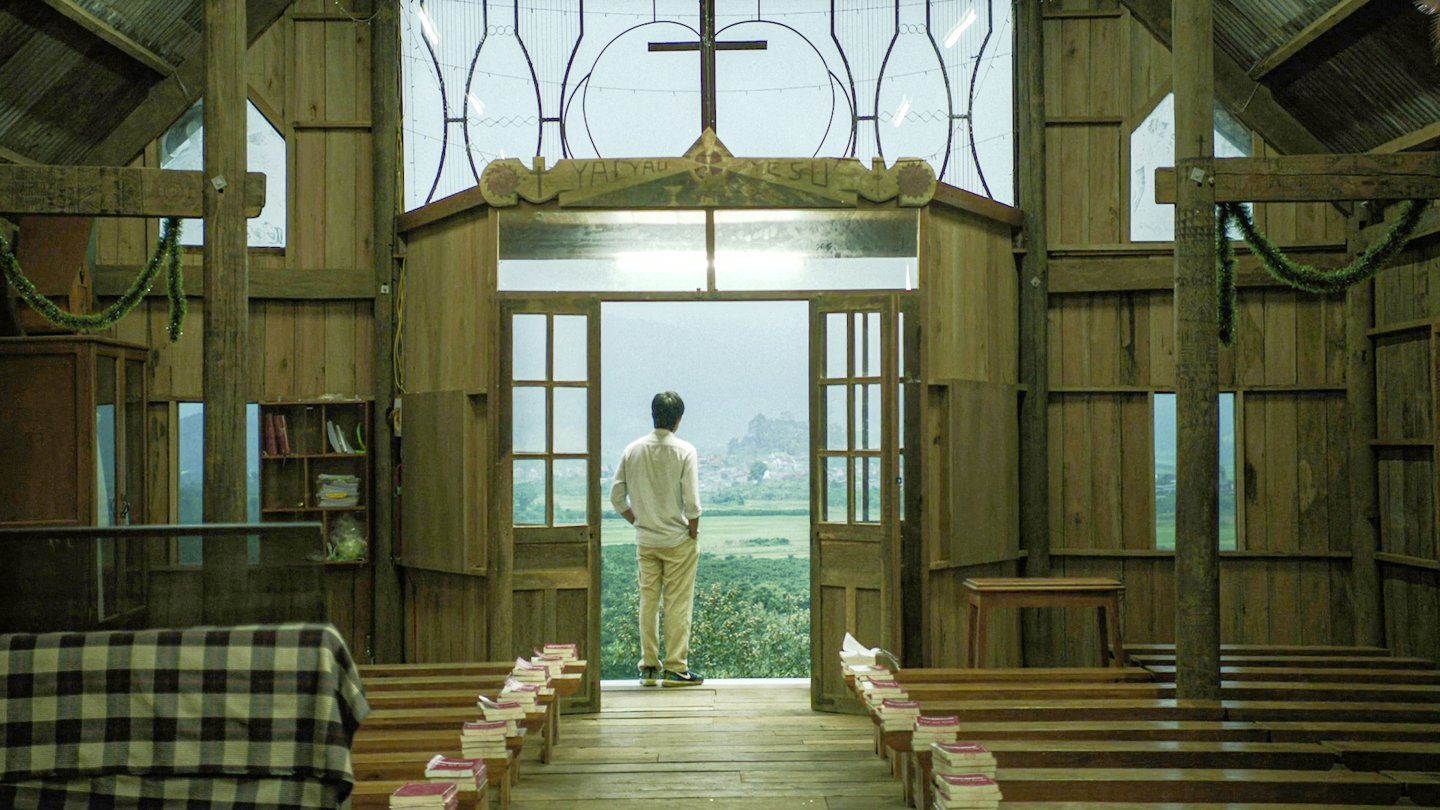 Image of movie Bên trong vỏ kén vàng