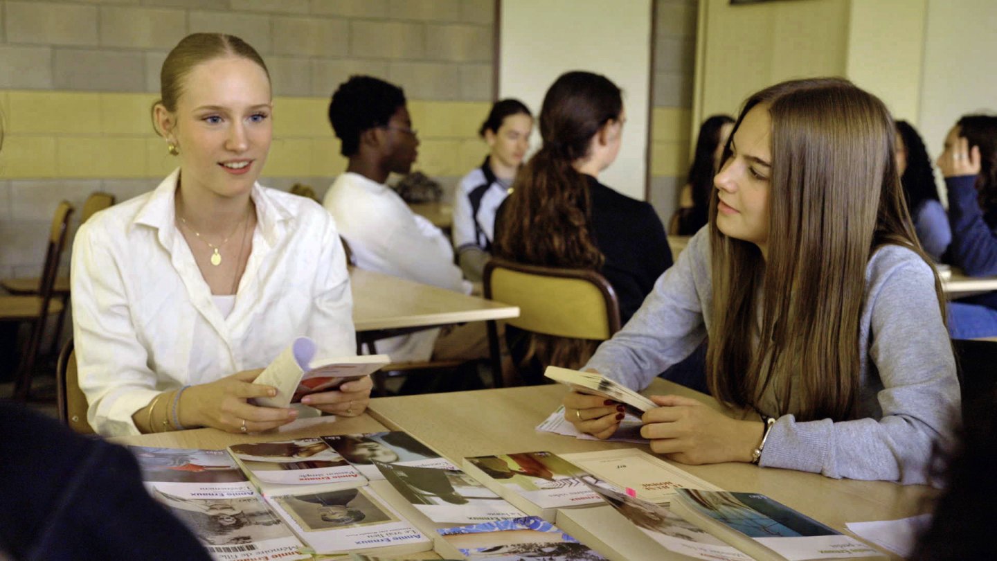 Filmstill of Ecrire la vie: Annie Ernaux racontée par des lycéennes et des lycéens