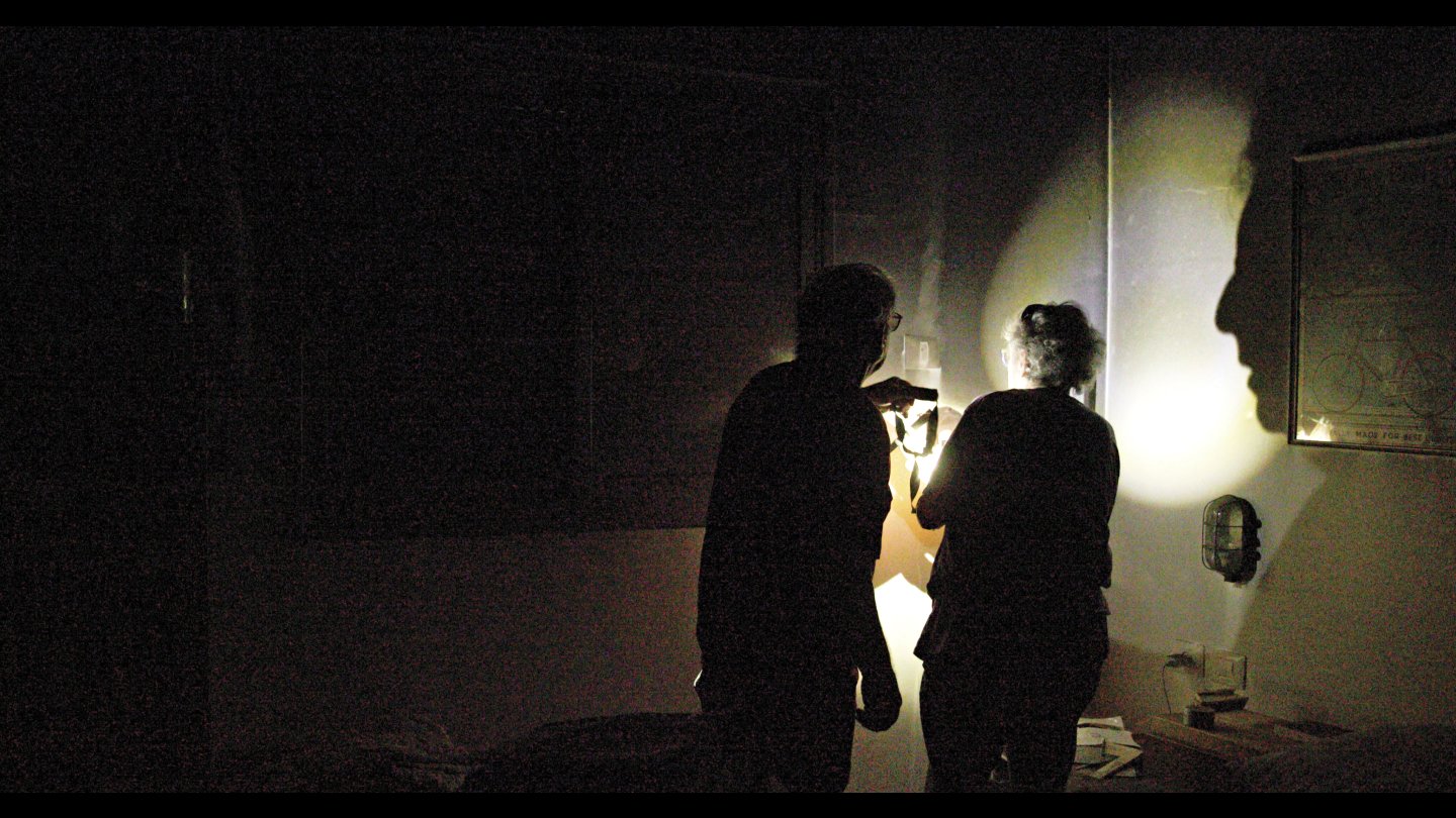 Filmstill of Holding Liat